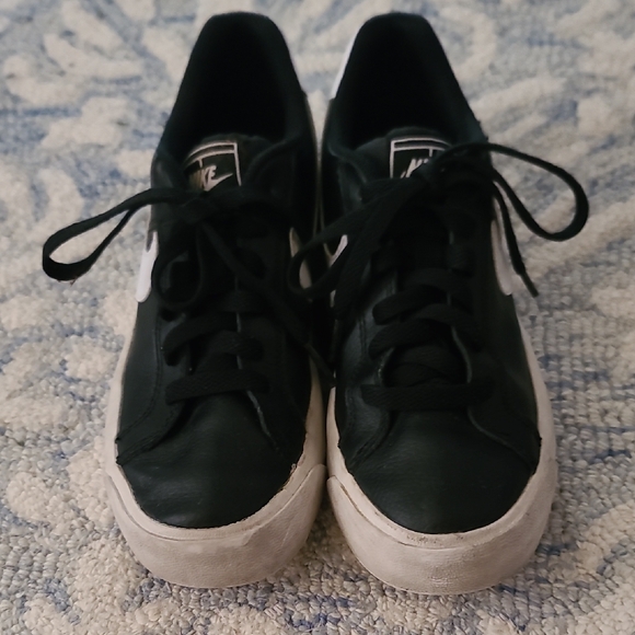 Nike Women's Black and White Sneakers - Picture 1 of 4